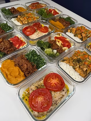 Comidas listas con arroz, carne y verduras