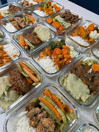 Comidas con arroz, carne y brocoli